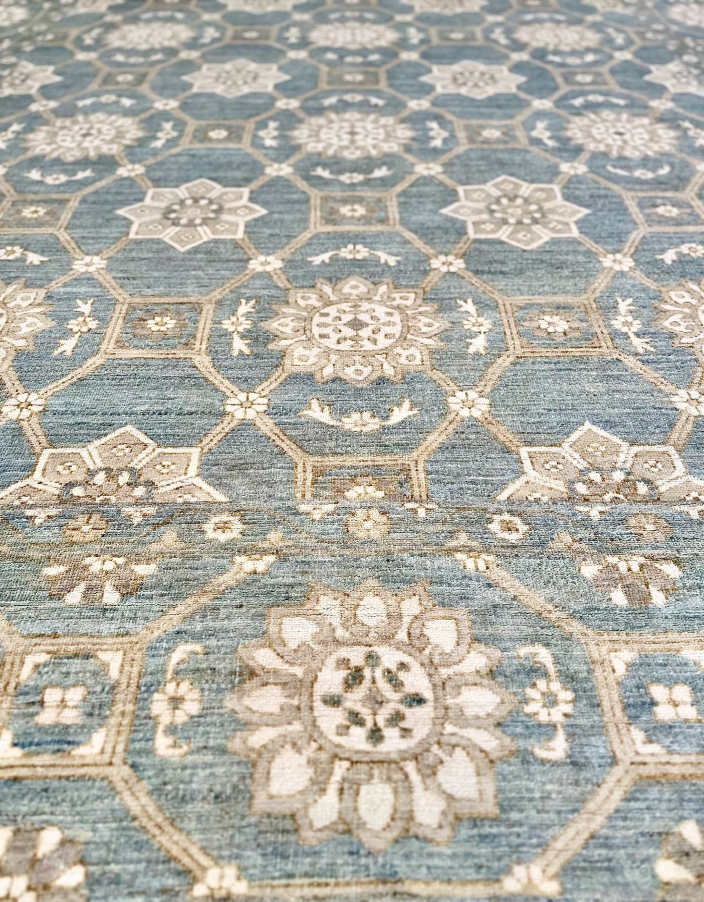 Fine quality blue handknotted wool rug