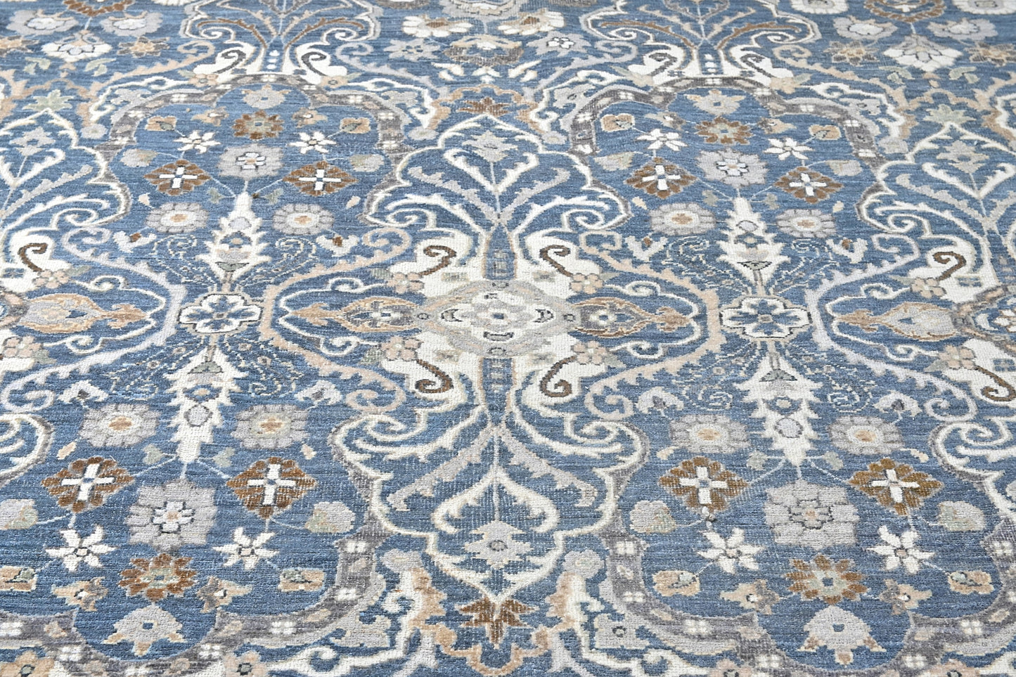 Sophisticated fine quality handknotted blue rug, 290 denim cout