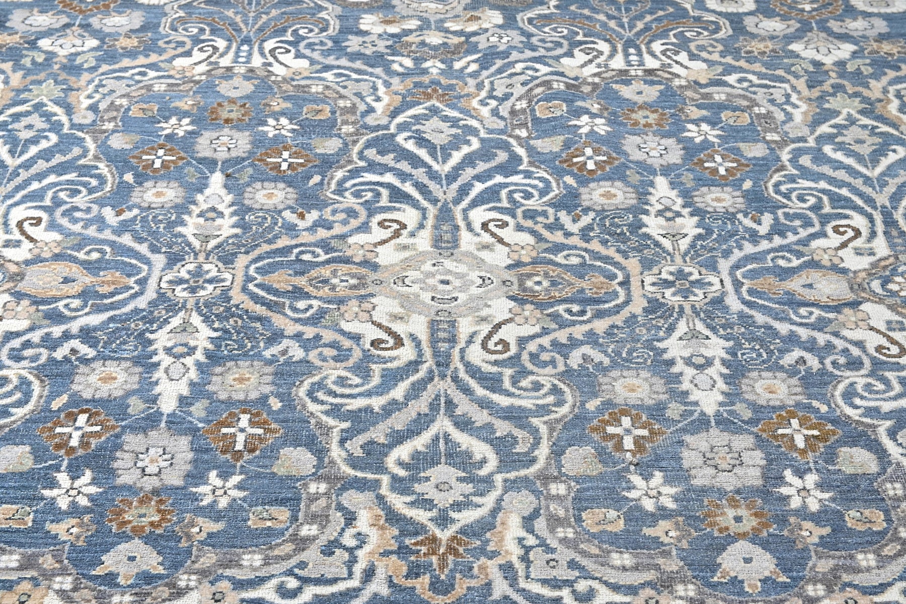 Sophisticated fine quality handknotted blue rug, 290 denim cout